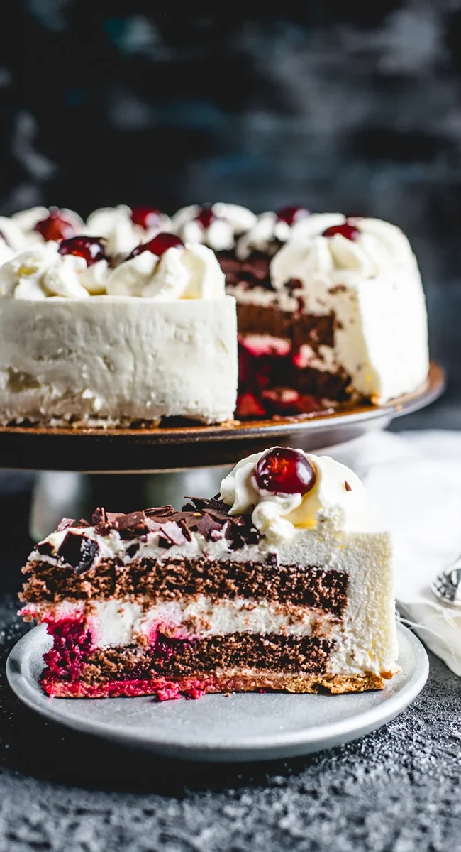 Schwarzwälder Kirschtorte mit Sahne, Kirschen und Schokoladenraspeln