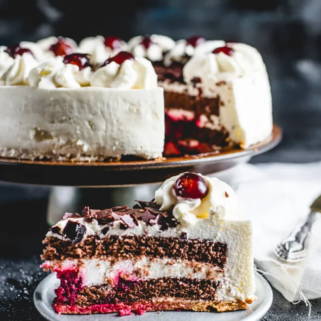 Schwarzwälder Kirschtorte mit Sahne, Kirschen und Schokoladenraspeln