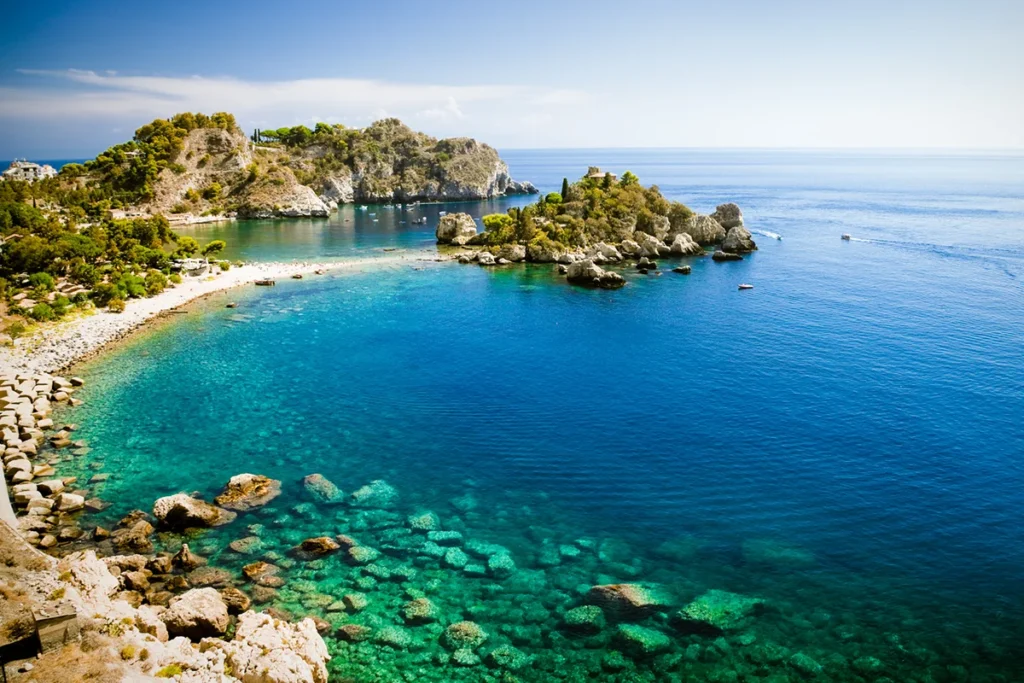 Blick auf die Isola Bella bei Taormina auf Sizilien in Italien