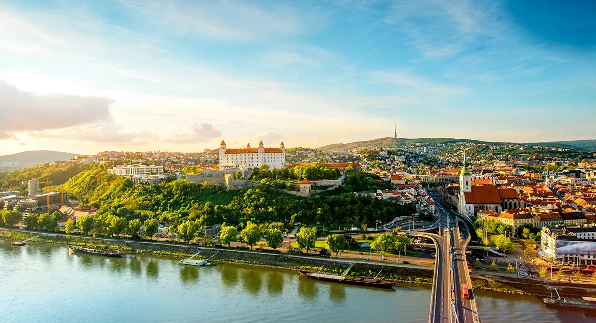 Luftaufnahme von Bratislava in der Slowakei, mit Blick auf die Donau und das Stadtpanorama