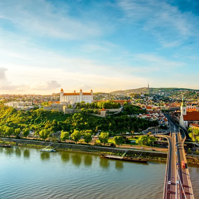 Luftaufnahme von Bratislava in der Slowakei, mit Blick auf die Donau und das Stadtpanorama
