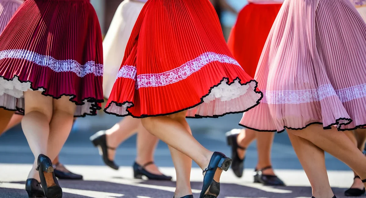 Frauen in traditionellen Kleidern tanzen Folklore in der Slowakei