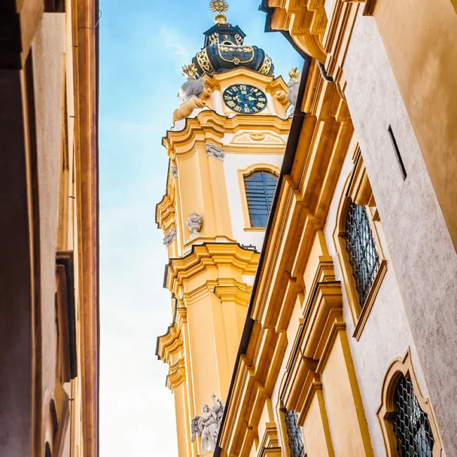 Blick von Innenhof des Benedikterklosters Stift Melk in Österreich