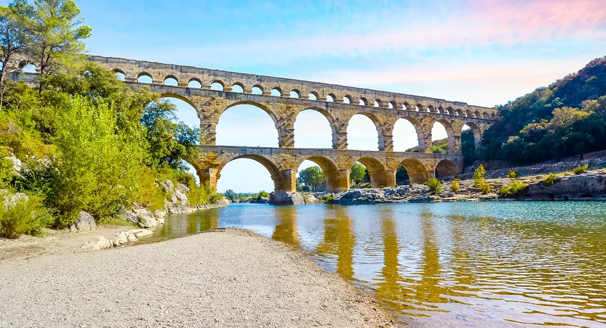 Blick auf den Pont du Gard in Südfrankreich, das historische römische Aquädukt über dem Fluss.