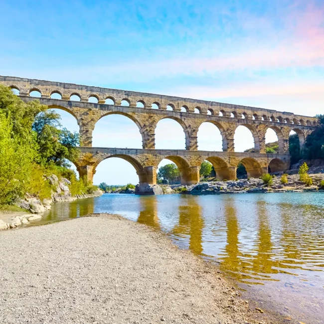 Blick auf den Pont du Gard in Südfrankreich, das historische römische Aquädukt über dem Fluss.