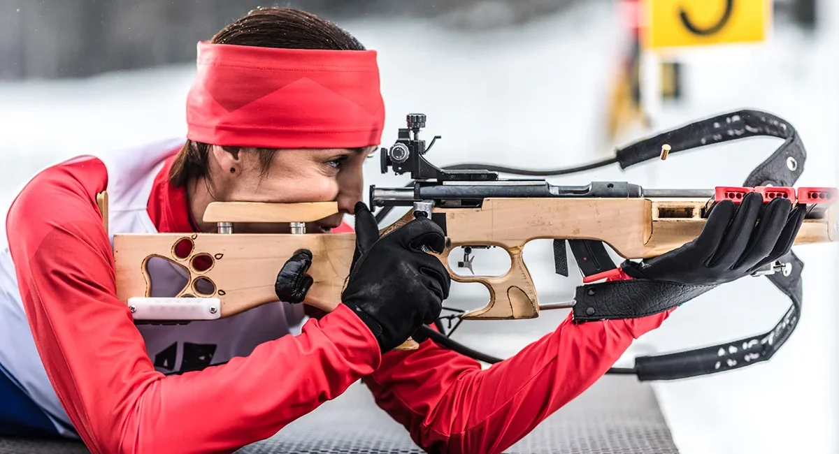 Eine Biathletin im Liegendschießen während eines Trainings im Wintersportzentrum Oberhof in Thüringen.
