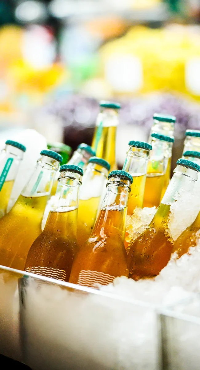 Flaschen mit Limonade in Thüringen, die in einem Behälter mit Eis gekühlt werden.