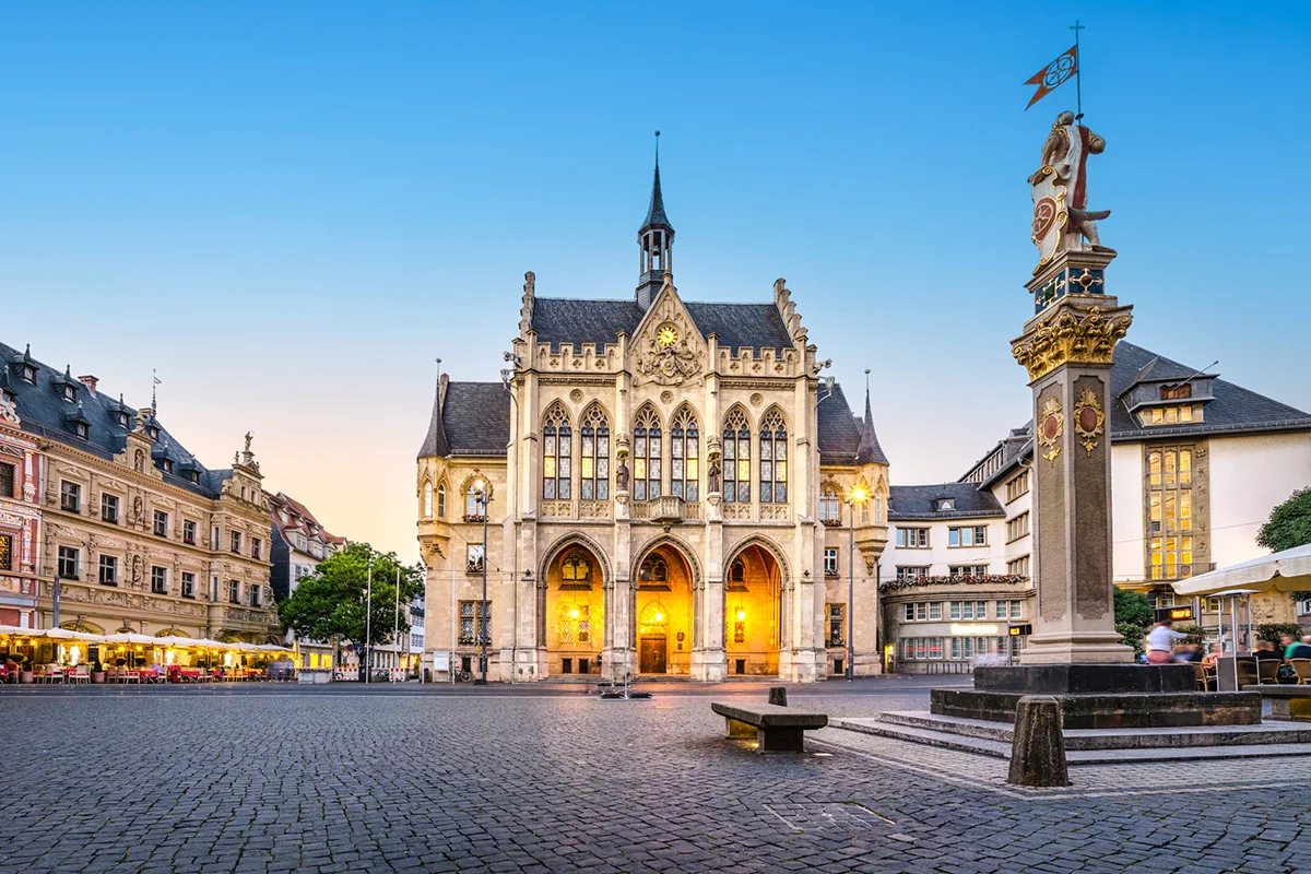 Das neugotische Erfurter Rathaus und der Römer am historischen Fischmarkt in Thüringen.