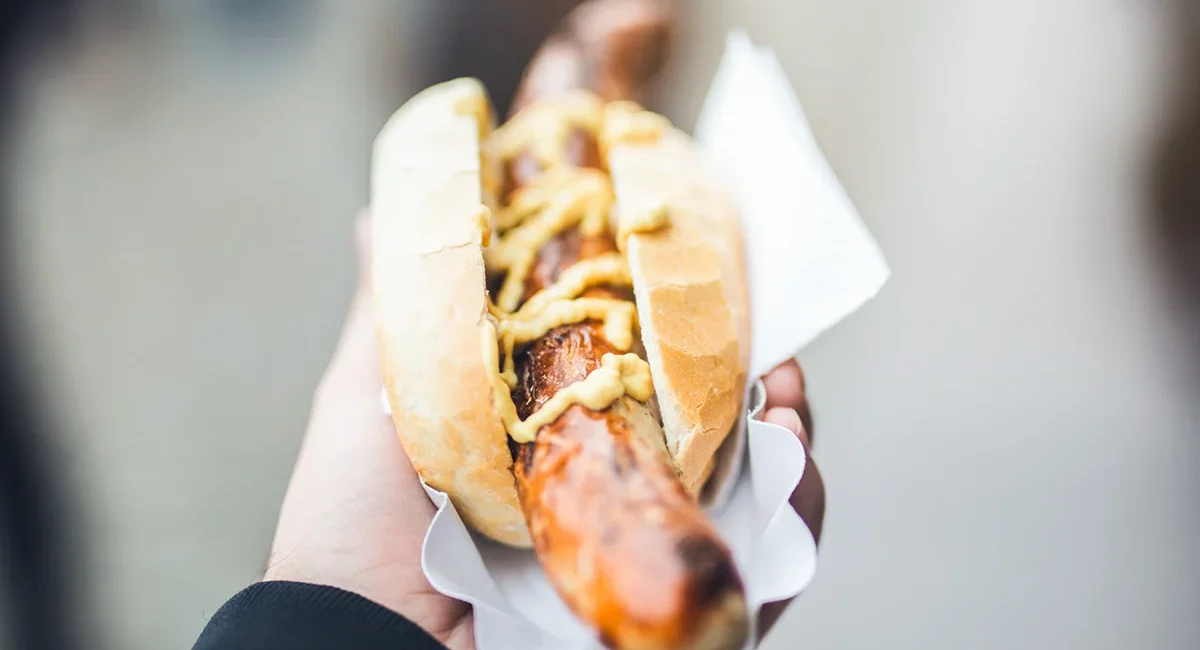Eine originale Thüringer Bratwurst im Brötchen und mit Senf.