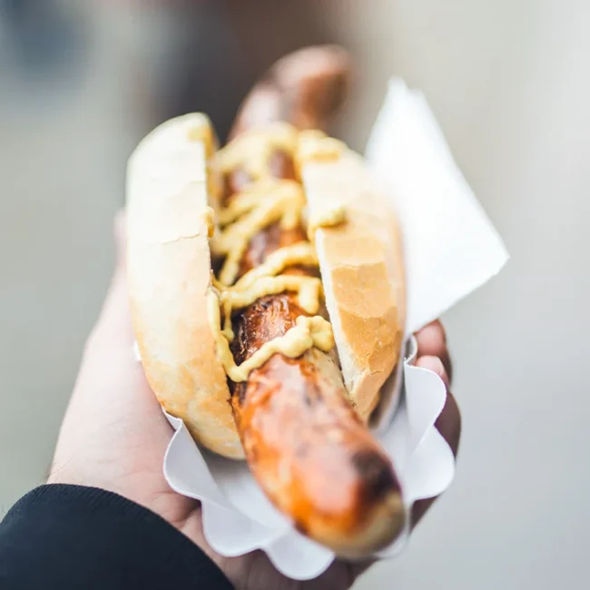 Eine originale Thüringer Bratwurst im Brötchen und mit Senf.