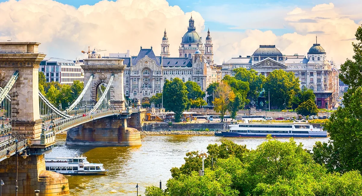 Budapest mit der historischen Széchenyi-Kettenbrücke über der Donau und der markanten Kuppel der St.-Stephans-Basilika im Hintergrund.