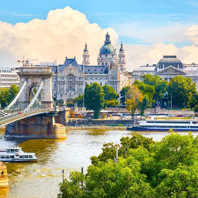 Budapest mit der historischen Széchenyi-Kettenbrücke über der Donau und der markanten Kuppel der St.-Stephans-Basilika im Hintergrund.