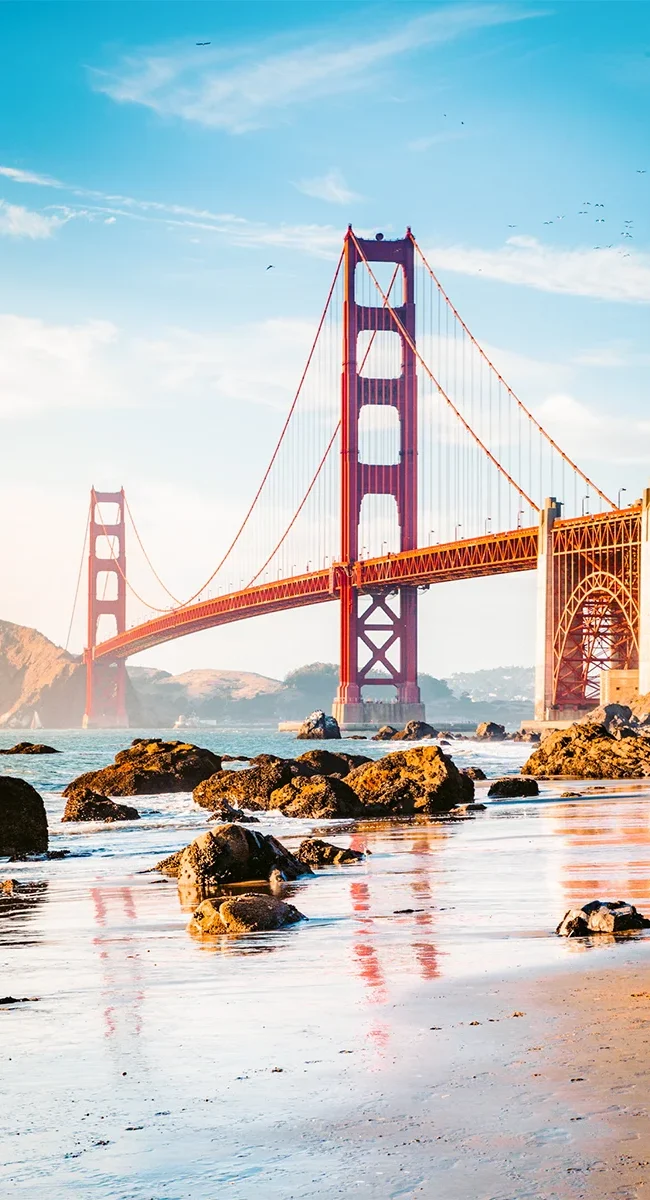 Die Golden Gate Bridge spannt sich über die Bucht von San Francisco in den USA.