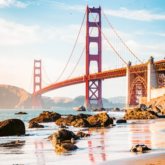 Die Golden Gate Bridge spannt sich über die Bucht von San Francisco in den USA.