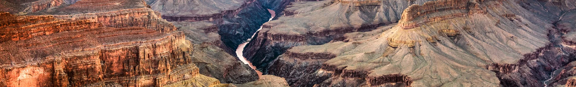 Panoramablick über den Grand Canyon mit seinen weiten Schluchten und Felsformationen.