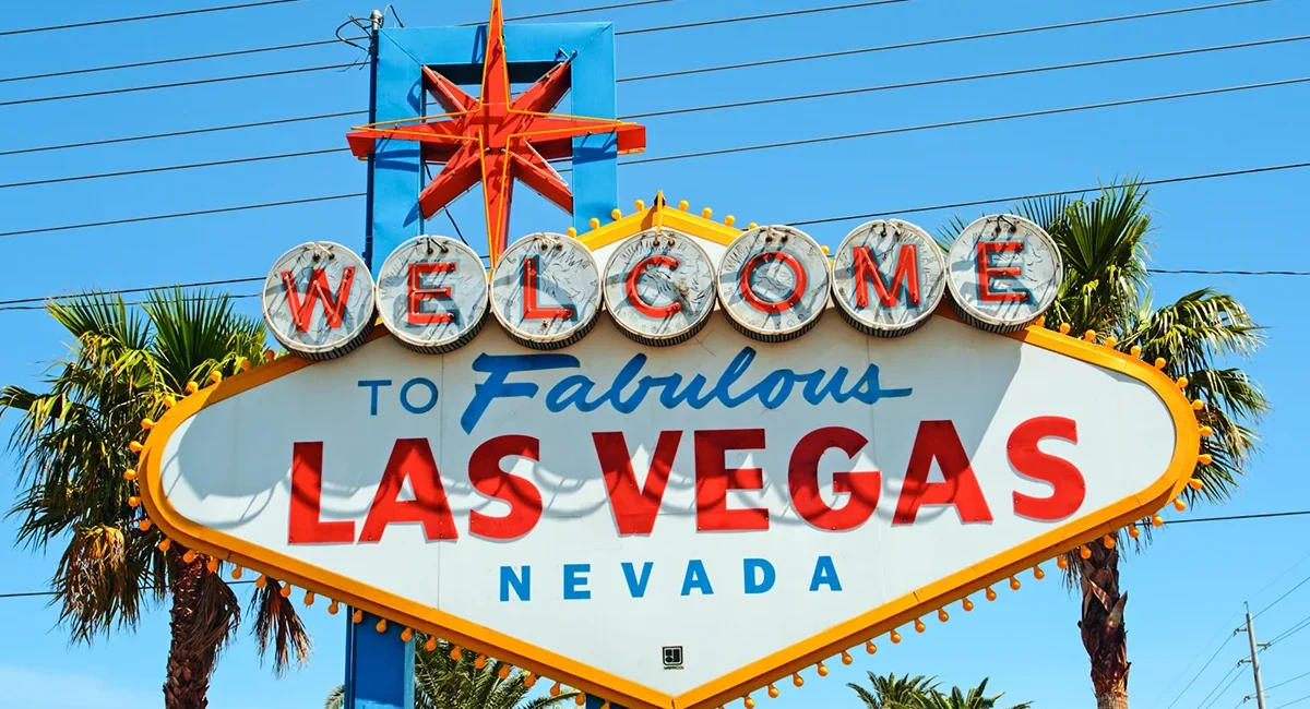 Das berühmte Welcome to Fabulous Las Vegas-Schild steht am Straßenrand in Las Vegas.