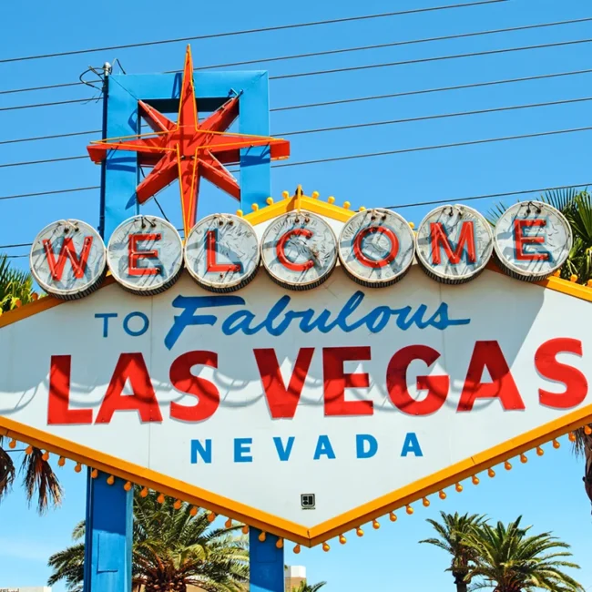 Das berühmte Welcome to Fabulous Las Vegas-Schild steht am Straßenrand in Las Vegas.