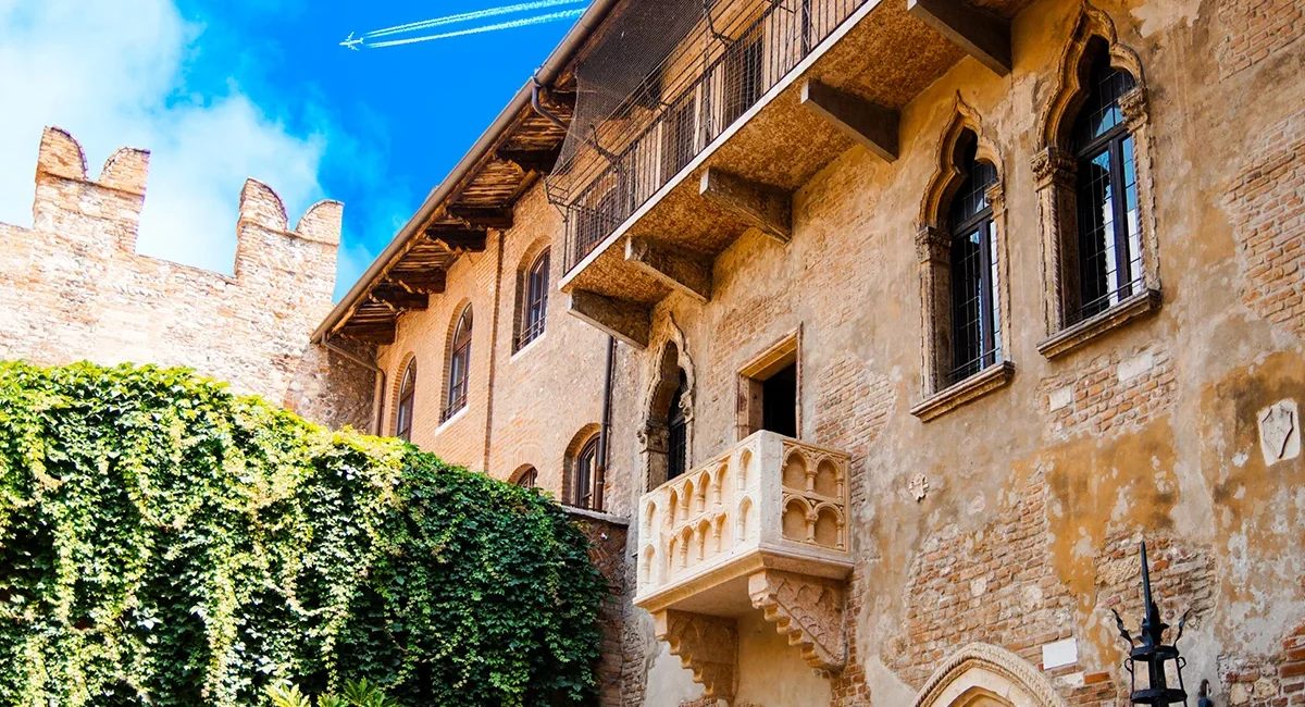 Julias Balkon in Verona an der historischen Fassade des Hauses Casa di Giulietta.