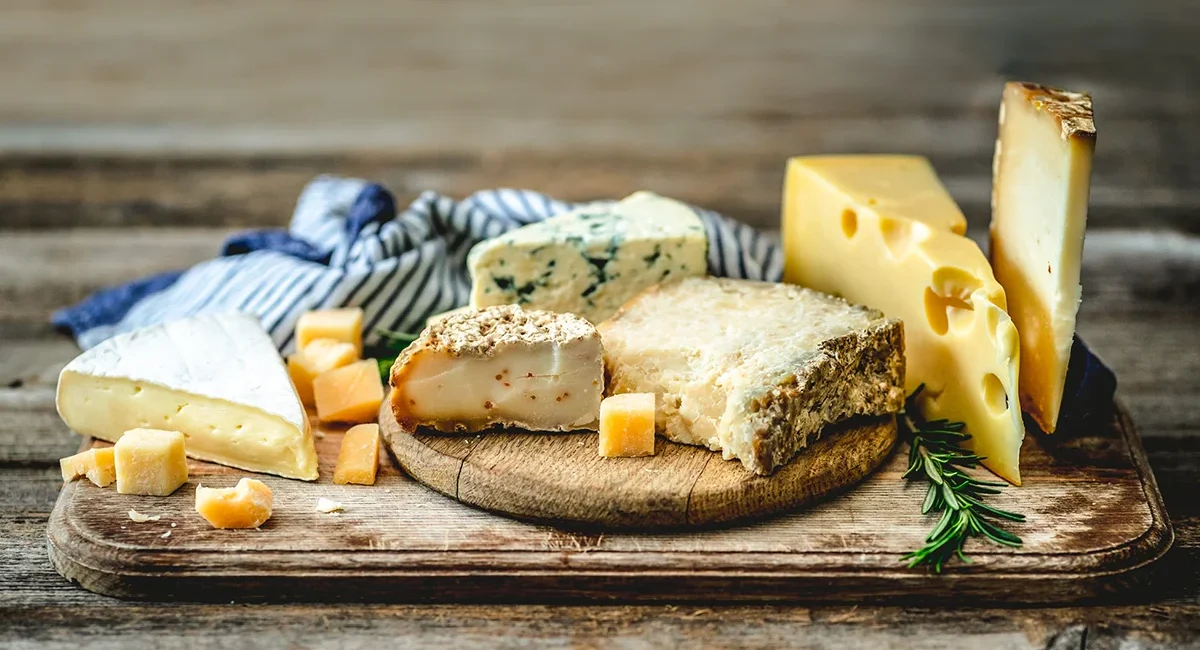 Eine rustikale Brotzeitplatte mit verschiedenen Arten von Käse zum Verkosten in Vorarlberg.